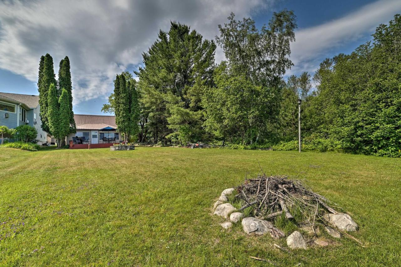 Lakefront Petoskey Abode - Deck, Grill And Boat Dock Exterior photo