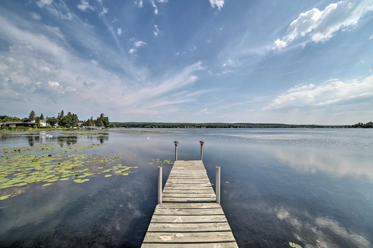Lakefront Petoskey Abode - Deck, Grill And Boat Dock Exterior photo