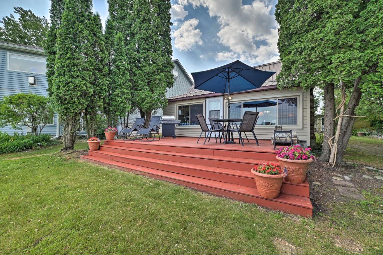 Lakefront Petoskey Abode - Deck, Grill And Boat Dock Exterior photo