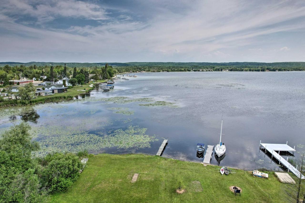 Lakefront Petoskey Abode - Deck, Grill And Boat Dock Exterior photo