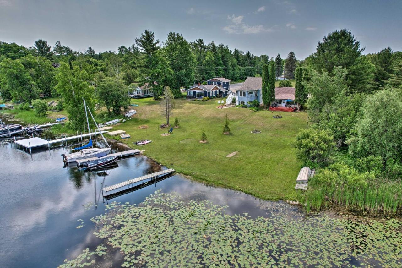 Lakefront Petoskey Abode - Deck, Grill And Boat Dock Exterior photo