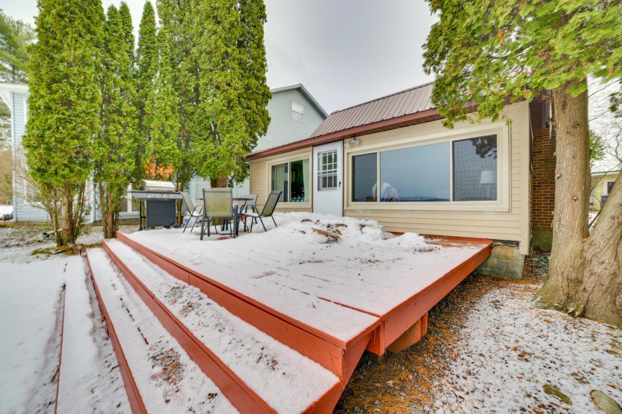 Lakefront Petoskey Abode - Deck, Grill And Boat Dock Exterior photo