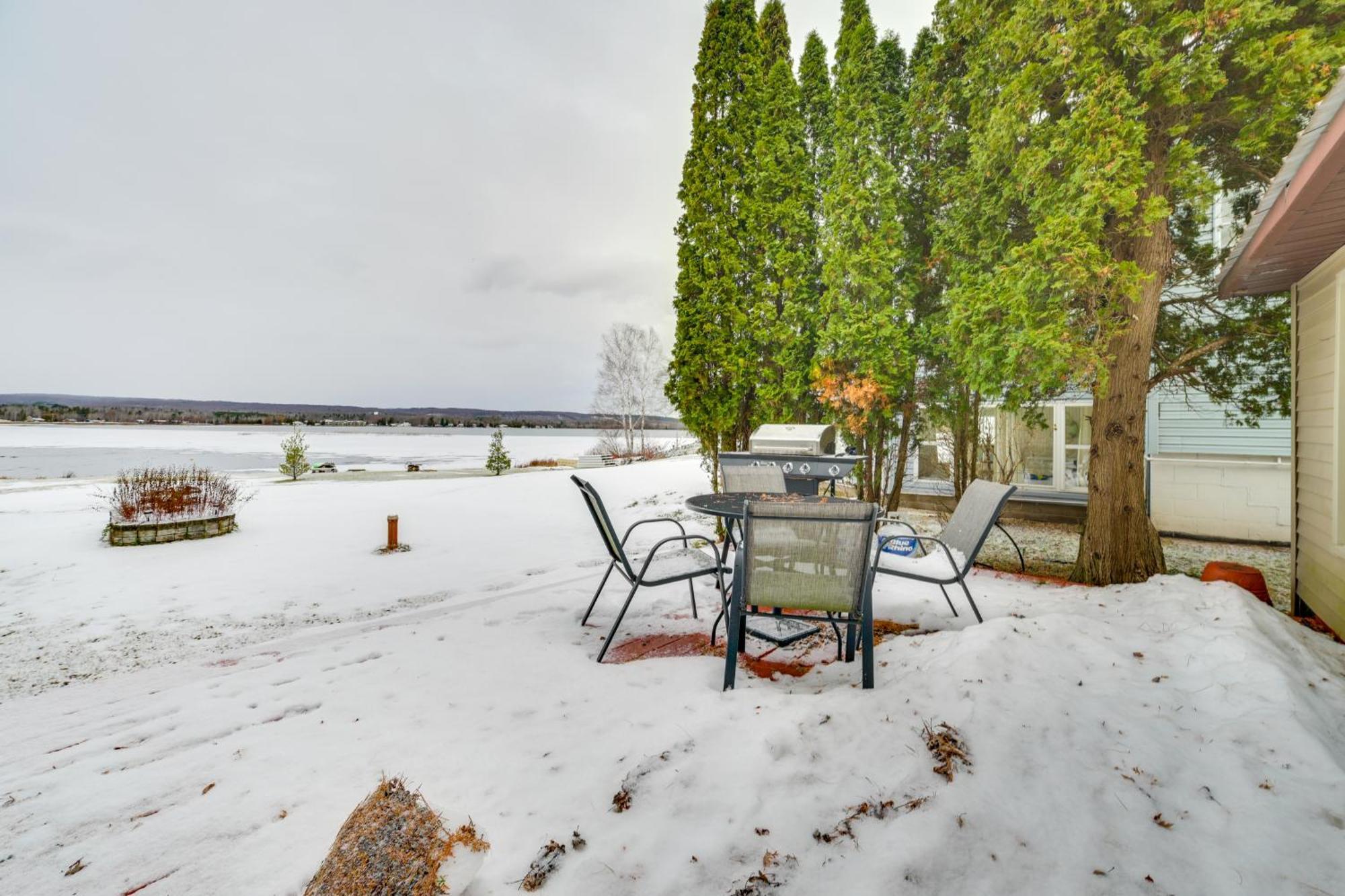 Lakefront Petoskey Abode - Deck, Grill And Boat Dock Exterior photo