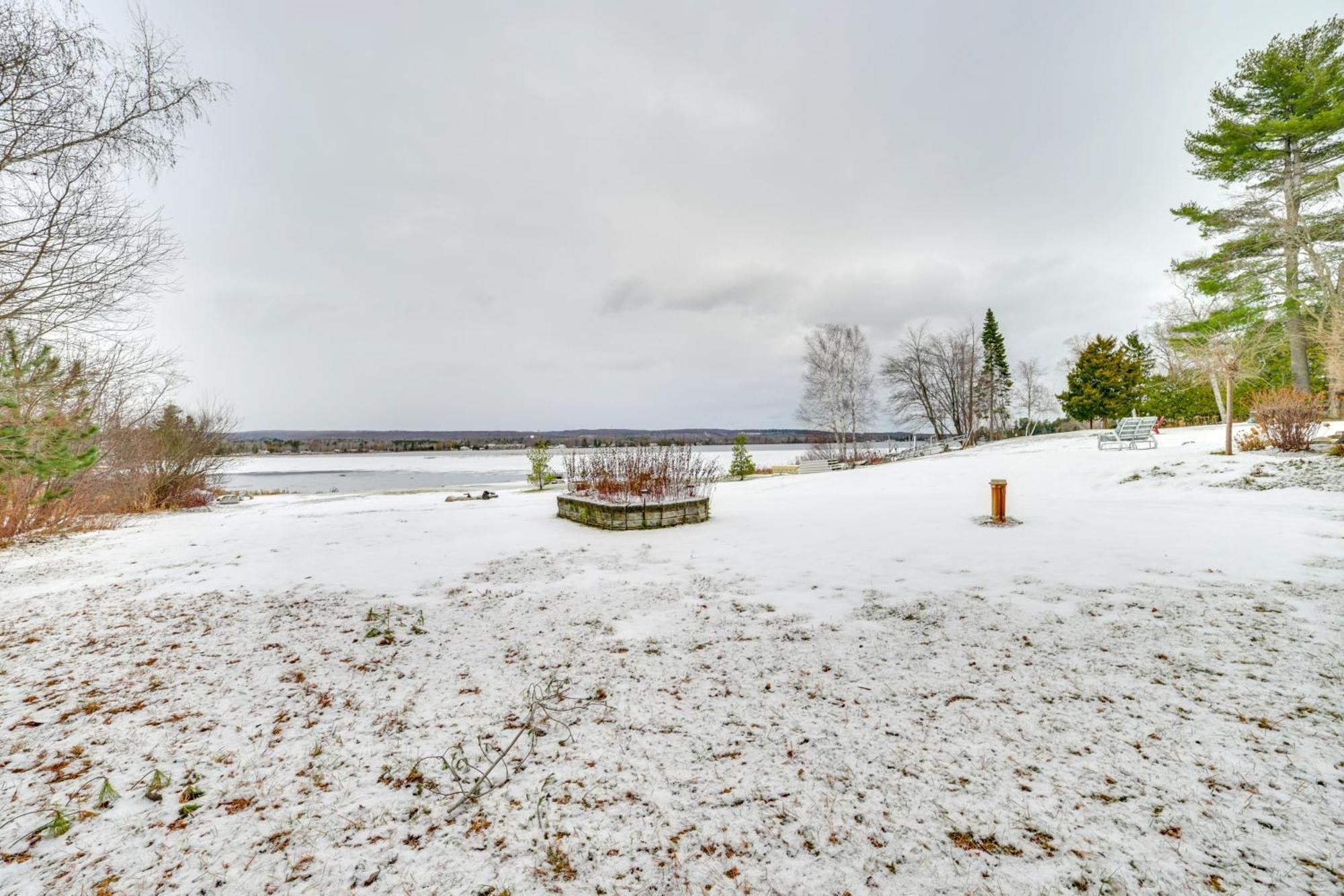 Lakefront Petoskey Abode - Deck, Grill And Boat Dock Exterior photo