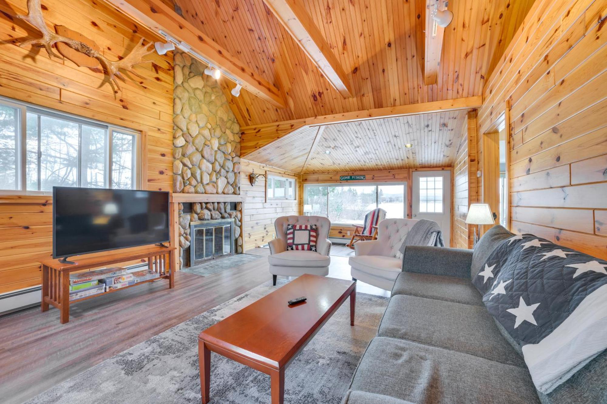 Lakefront Petoskey Abode - Deck, Grill And Boat Dock Exterior photo